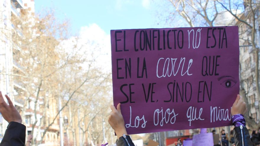 Pancarta en el 8M de Zaragoza