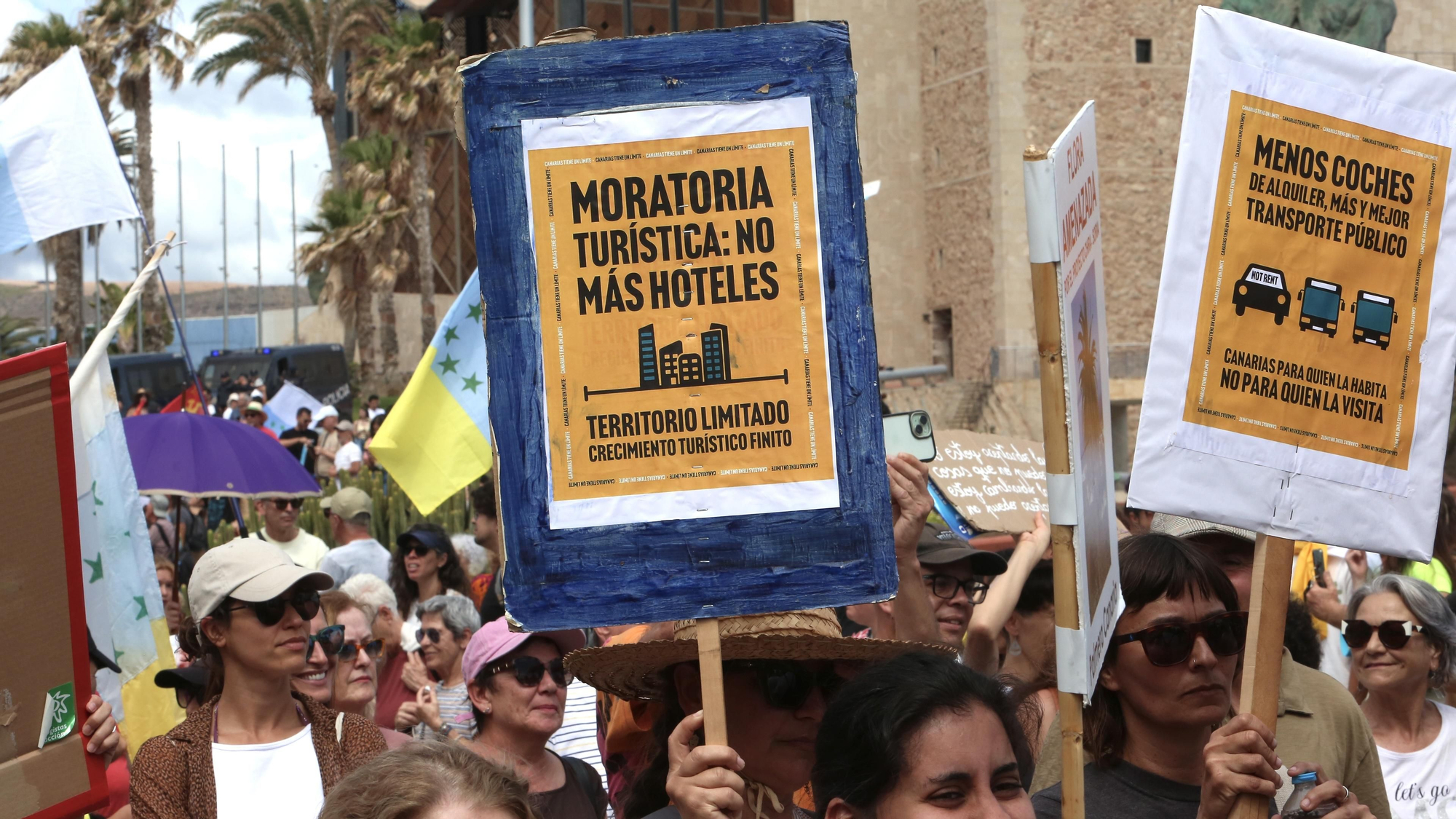 Manifestación en Gran Canaria bajo el lema 'Canarias tiene un límite'