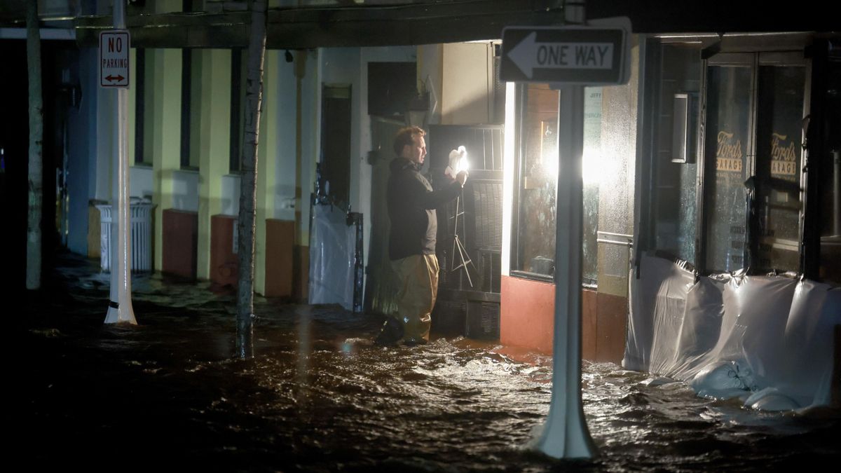Un hombre recorre las calles de Sarasota (Fort Myers, Florida, EEUU) después de que el huracán Milton tocara tierra este miércoles, 9 de octubre