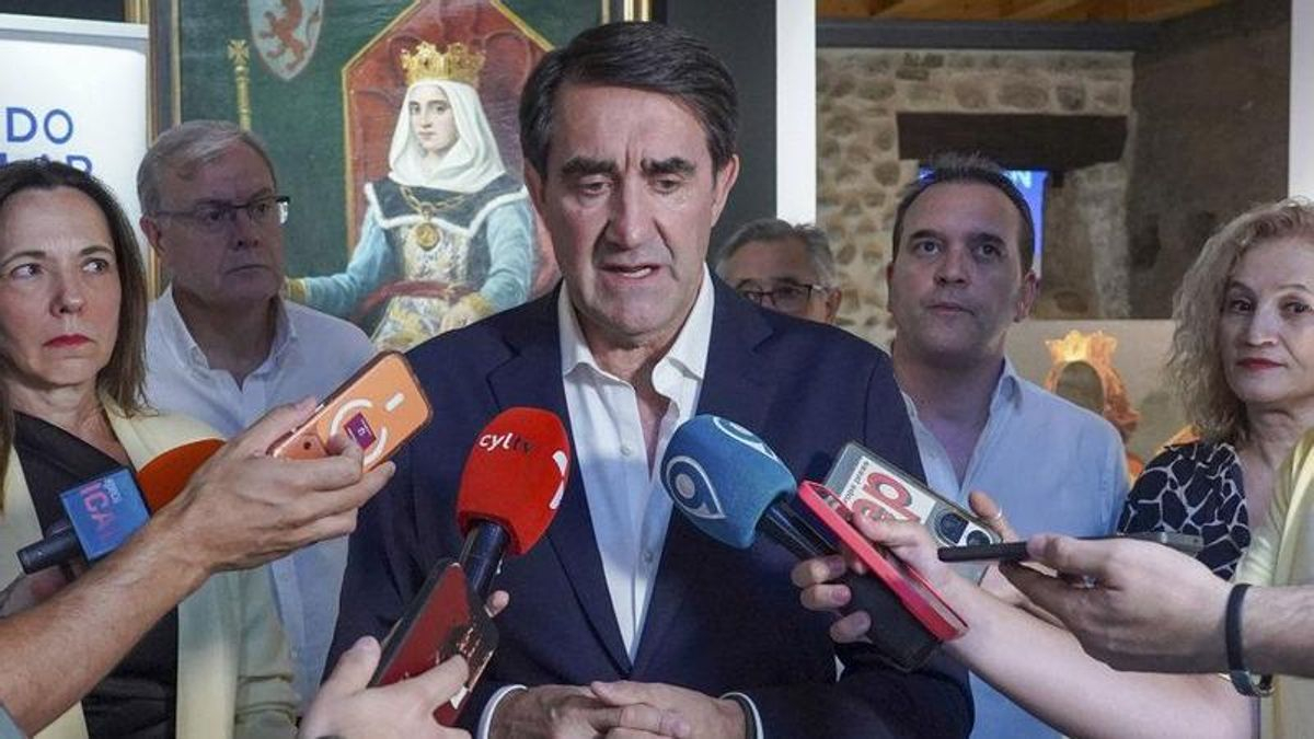 El presidente provincial del Partido Popular, Juan Carlos Suárez Quiñones, atiende a los medios tras la reunión de la comisión gestora celebrada en León.