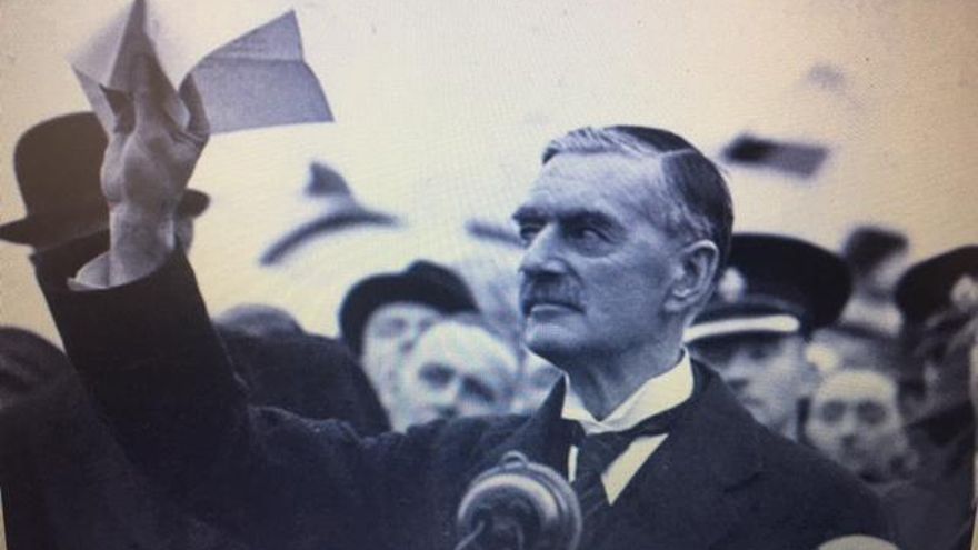 Chamberlain muestra el papel firmado junto con Hitler