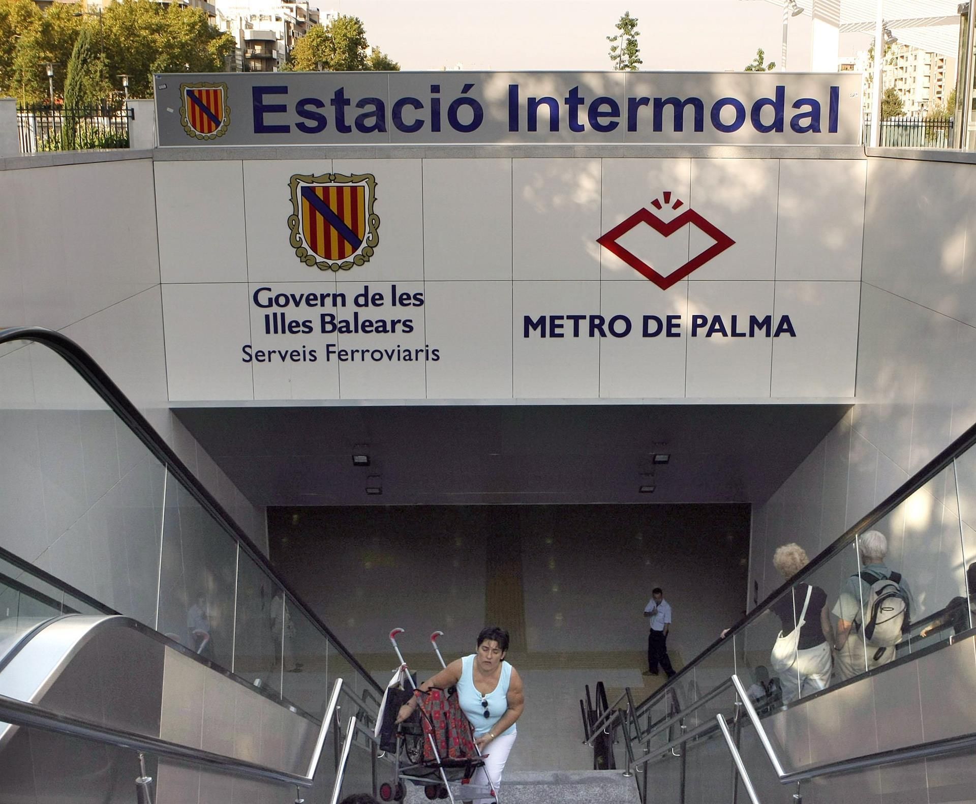 Acceso a la estación intermodal de Palma meses después de su apertura