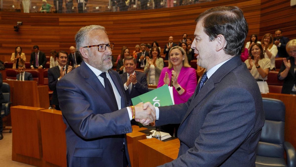 El candidato Alfonso Fernández Mañueco (d), recibe la felicitación del portavoz del Grupo Parlamentario Vox, Carlos Pollán (i), tras el debate de investidura.