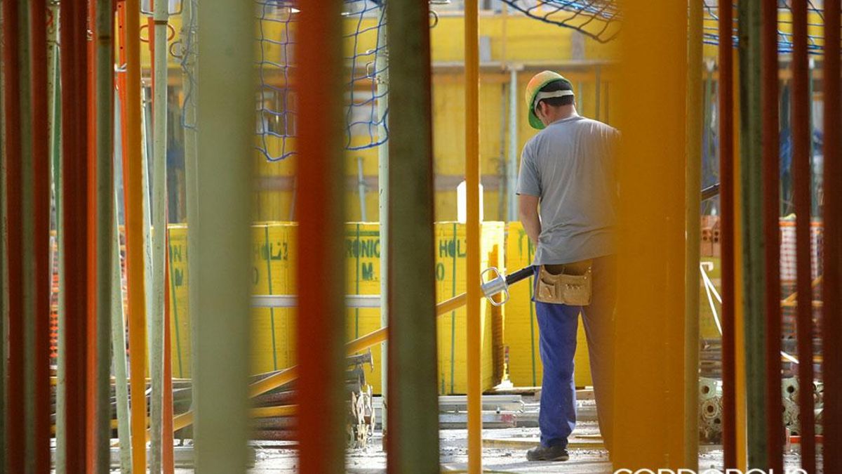 Un obrero, entre los puntales de una nueva obra