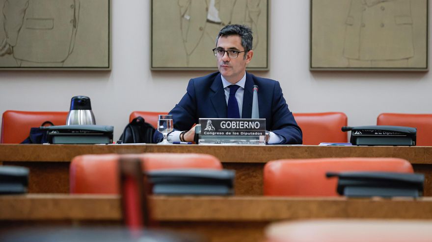 El ministro de la Presidencia, Relaciones con las Cortes y Memoria Democrática, Félix Bolaños, durante su comparecencia. EFE/Emilio Naranjo