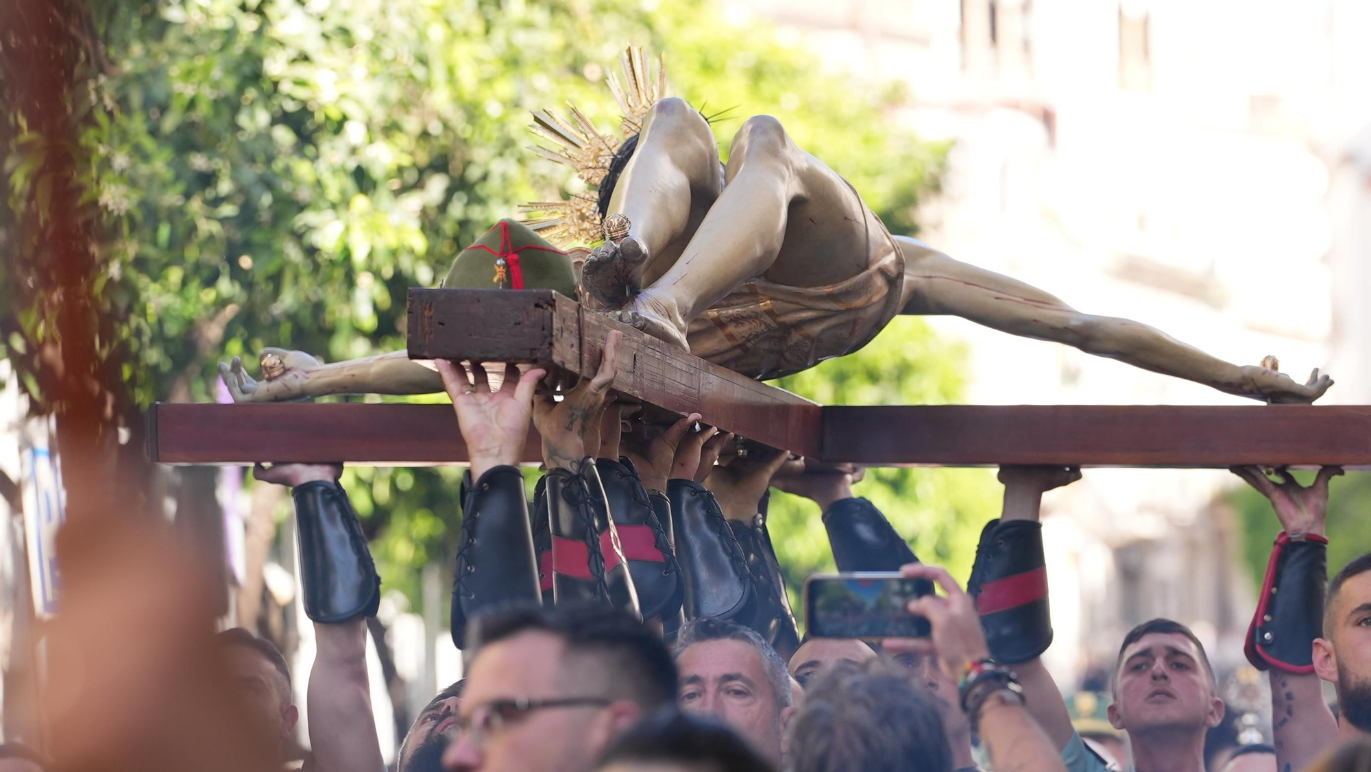 El vía crucis de La Caridad, en imágenes