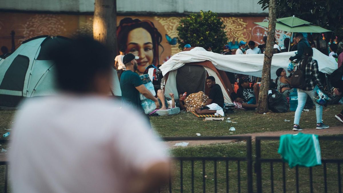Personas afectadas por el terremoto en Colombia duermen en parques de Pereira y algunas carpas habilitadas.