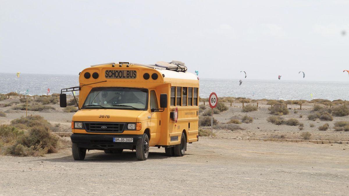 Una guagua escolar, reconvertida en alojamiento, en la playa de La Tejita, en Tenerife.