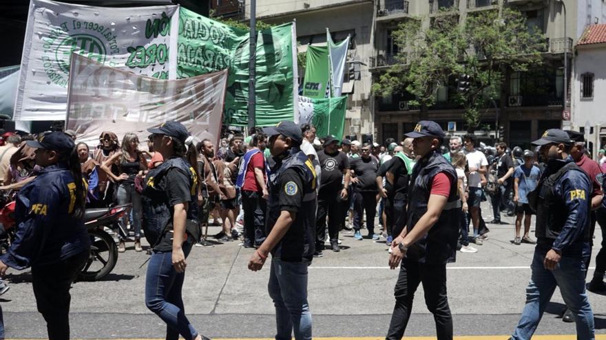 El salario perdió 21% en los primeros dos meses de Milei, pero algunas paritarias ponen piso a la caída