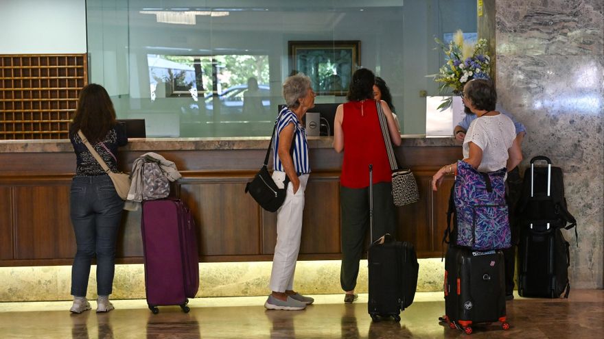 Turistas esperando para hacer el check in en un hotel, a 10 de agosto de 2025, en Santander, Cantabria (España).