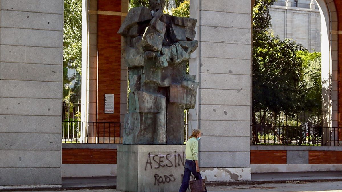 La estatua del que fuera presidente del Gobierno en la República, el socialista Francisco Largo Caballero, vandalizada con las pintadas de 'Asesino' y 'Rojos no'