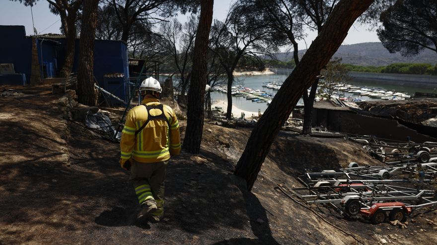 Vista este miércoles de los destrozos causados por el incendio en el Pantano de San Juan, Madrid.