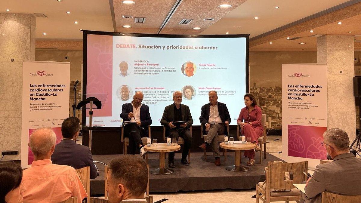 Mesa redonda sobre la presentación del Informe sobre las enfermedades cardiovasculares en Castilla-La Mancha. Intervienen Alejandro Berenguel, Tomás Fajardo, Gema Lozano y Antonio González.