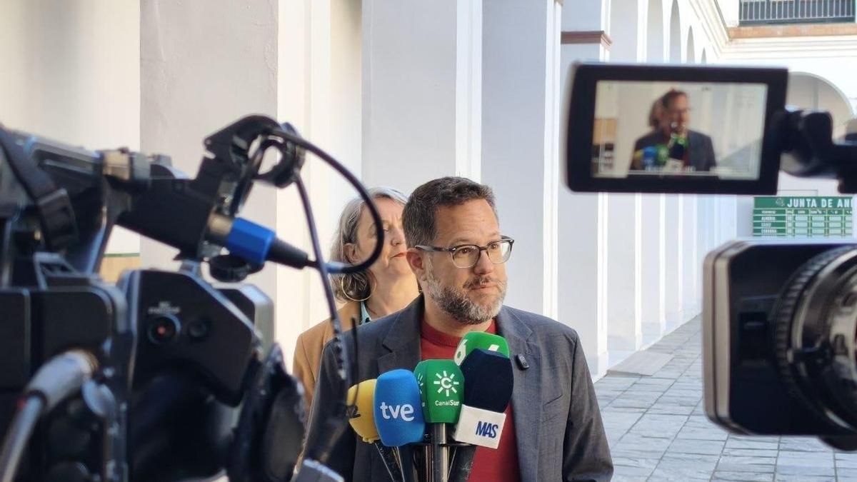 El portavoz de Adelante Andalucía, José Ignacio García, atiende a los medios.