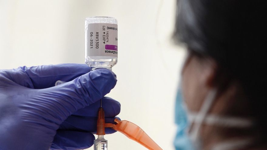 Una sanitaria prepara una dosis de la vacuna de AstraZeneca. EFE/ Nacho Gallego/Archivo