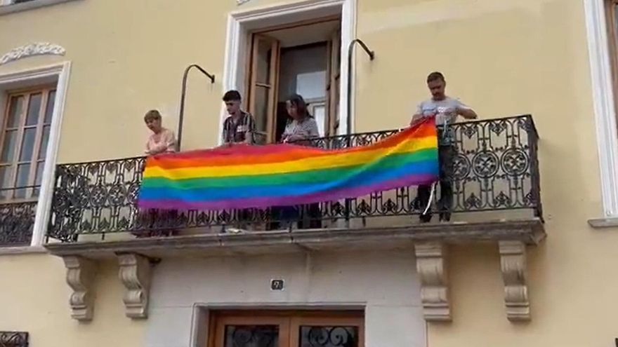 La bandera LGTBIQ+ vuelve al balcón de Albaida con un acto público después de ser arrancada por un ultra