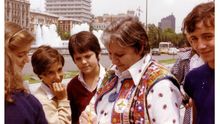 Gloria Fuertes firmando autógrafos a los niños en la Plaza de Colón