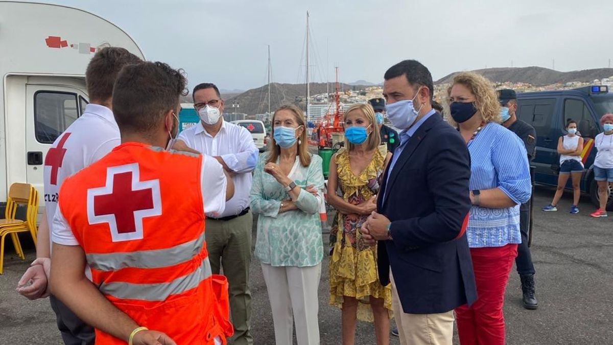 Ana Pastor, junto a Australia Navarro, en el muelle de Arguineguín