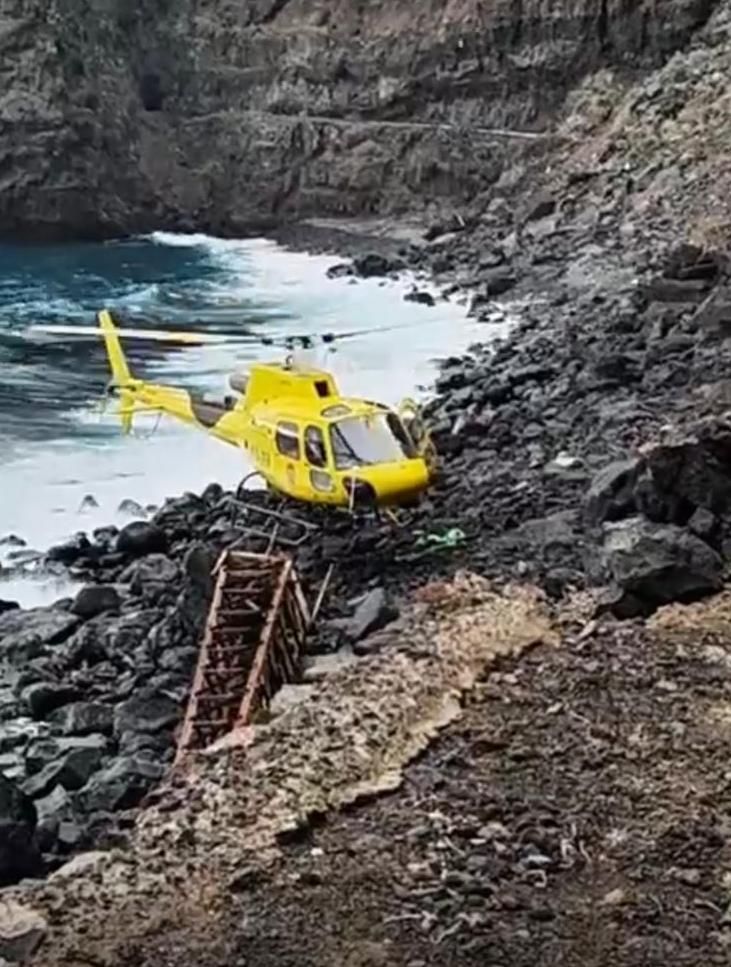 El helicóptero, durante los trabajos de retirada en El Hierro.