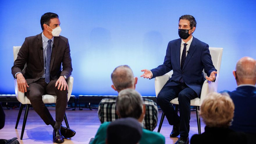 El presidente del Gobierno, Pedro Sánchez (i) y el alcalde de Alcalá de Henares, Javier Rodríguez Palacios (d), en un acto sobre 'Pensiones más justas', a 27 de enero de 2022, en Alcalá de Henares, Madrid (España). Su aparición se produce dos días después de aprobar una subida de las pensiones para este 2022, con un coste de 6.500 millones. De esta cantidad, 3.900 millones se destinan a subir las pensiones leer más en 2022 y 2.600 millones a la 'paguilla' por la desviación del IPC en 2021.