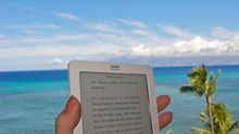 Los e-readers y tabletas se han convertido en habituales en las playas
