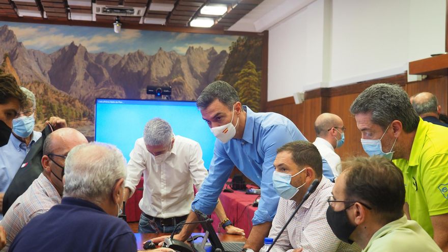 El ministro del Interior, Fernando Grande-Marlaska (c-blanco), y el presidente del Gobierno, Pedro Sánchez (d-azul), durante una reunión con el Comité Director del Plan Especial de Protección Civil y Atención de Emergencias por riesgo volcánico (PEVOLCA), a 20 de septiembre de 2021, en La Palma, Santa Cruz de Tenerife, Islas Canarias, (España).
