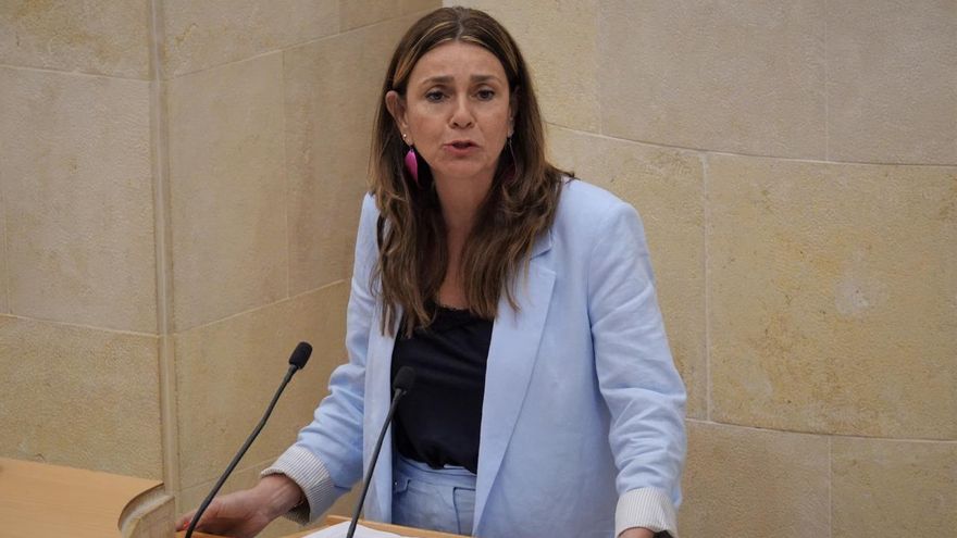 La candidata autonómica del PRC, Paula Fernández, en el Parlamento.