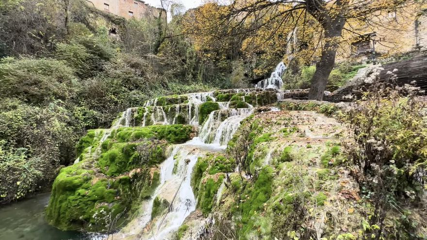 La pequeña ruta burgalesa que te llevará a una cueva llena de galerías, una preciosa cascada y un mirador enclavado en la roca