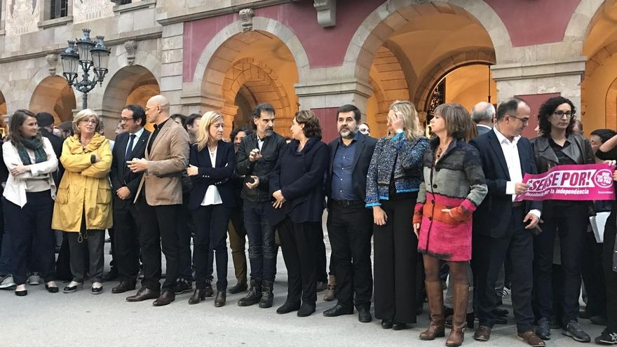 Ada Colau asiste a la concentración de apoyo a Forcadell ante el Parlamento catalán