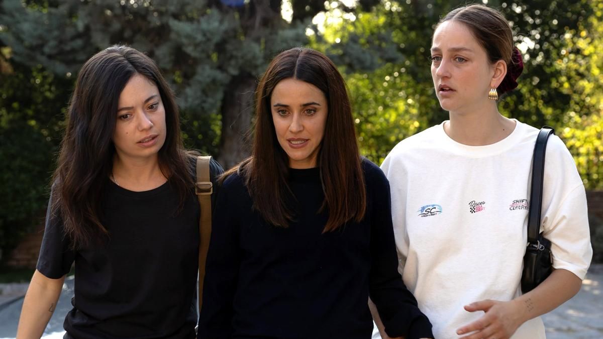 Movistar Plus+ lanza las primeras imágenes de su serie 'Se tiene que morir mucha gente' con Anna Castillo y Macarena García