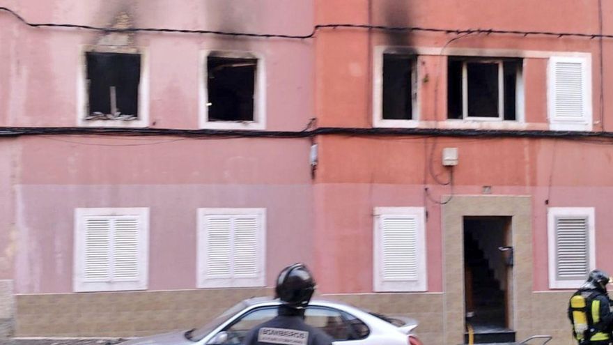 Un aparatoso incendio en un piso de Las Palmas de Gran Canaria se salda con dos personas heridas