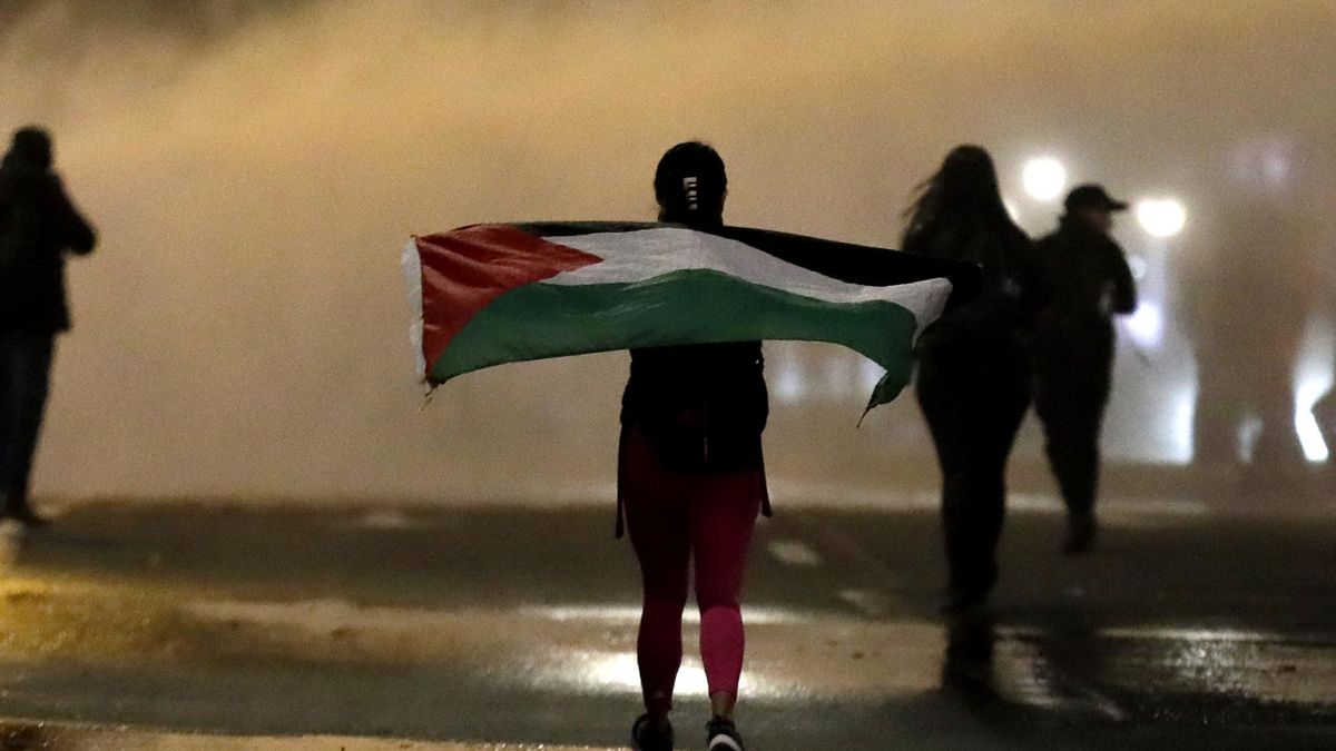 Un manifestante con la bandera de Palestina durante una protesta, en Bogotá (Colombia).
