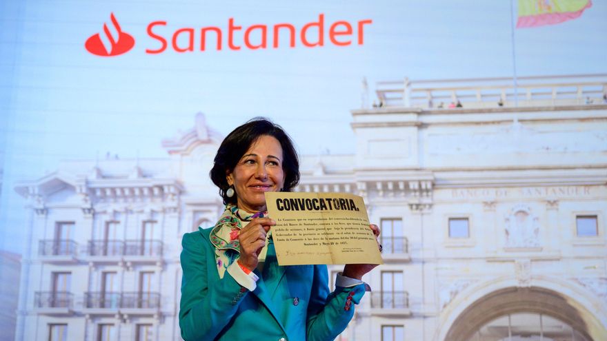 La presidenta del Grupo Santander, Ana Botín, muestra una convocatoria antigua a una junta general de accionistas durante la ceremonia de colocación de la primera piedra del proyecto arquitectónico Espacio Pereda de Banco Santander, este jueves en Santander. EFE/Pedro Puente Hoyos