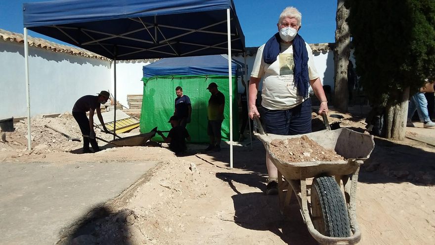 Isabel y Alfonsa, dos hermanas que viajaron de Barcelona a Manzanares para desenterrar a su abuelo