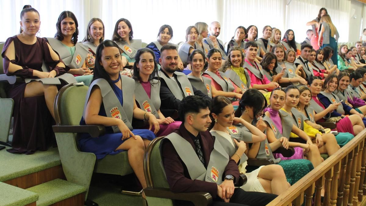 Otra parte de los y las integrantes de la XI Promoción de Enfermería de la Universidad de León.