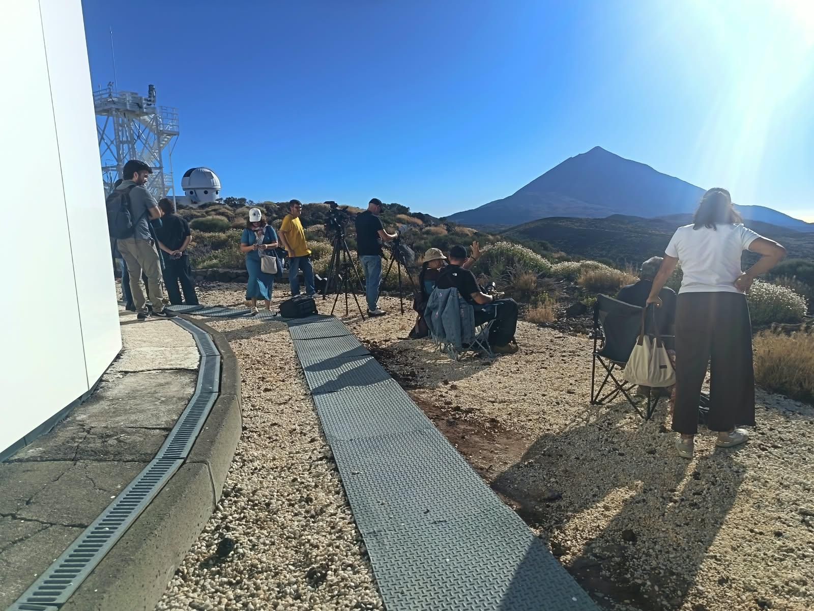 Varias personas se preparan para ver el eclipse en el Observatorio del Teide.