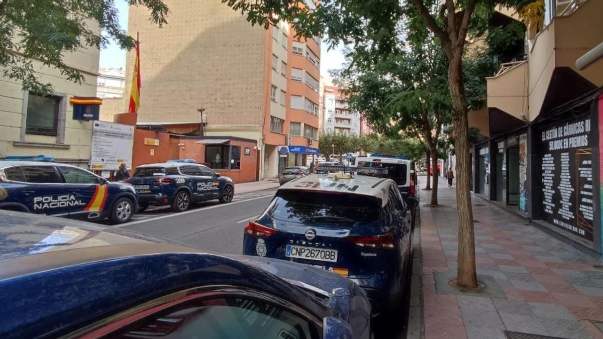 Comisaría de Policía Nacional de León, en la calle Villabenavente, y el local en venta justo enfrente.