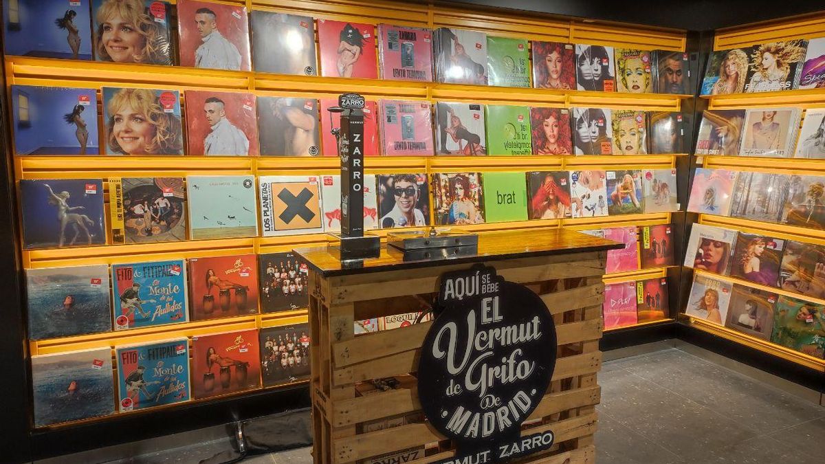 Menos espacio, solo una planta de libros y auge de la IA o los vinilos: la Fnac de Callao vuelve reducida y renovada