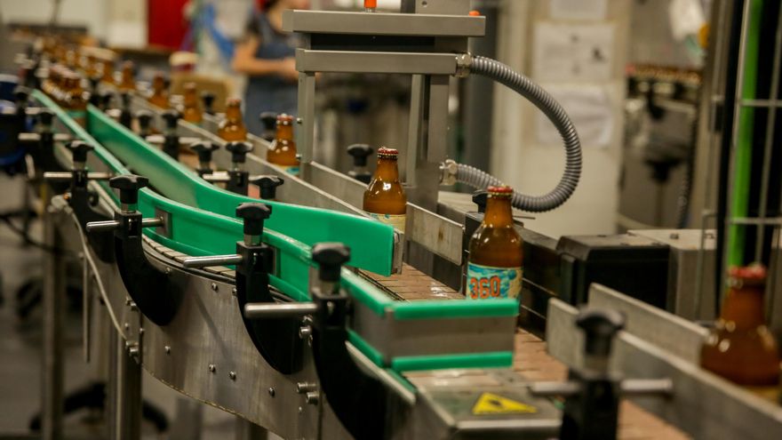 Tren de embotellado de una fábrica de cerveza artesanal.