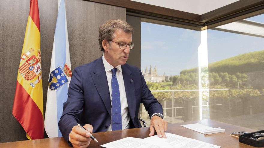 El presidente de la Xunta, Alberto Núñez Feijóo, firma el decreto de composición del nuevo Gobierno, esta mañana en Santiago de Compostela. Feijóo ha decidido que su nuevo gobierno tendrá una vicepresidencia económica y ha prescindido de los titulares de Sanidad y Educación. EFE/David Cabezón