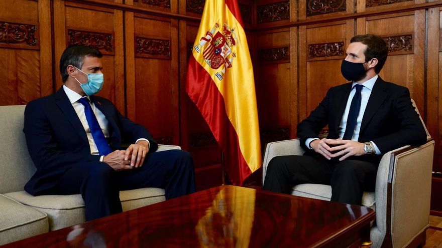 Leopoldo López y Pablo Casado, este viernes, en el Congreso de los Diputados.