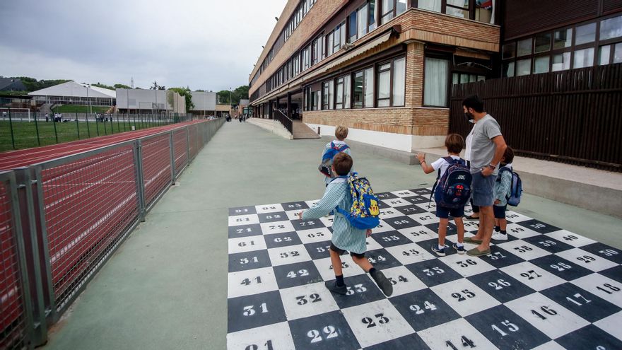 Un padre acompaña a varios niños en la entrada del colegio Virgen de Europa durante el primer día de clase del curso 2021-22, a 6 de septiembre de 2021, en Boadilla del Monte, Madrid (España).
