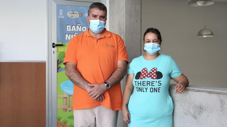 El fisioterapeuta Víctor Santana y Nancy Arrocha, madre de un niño con parálisis cerebral