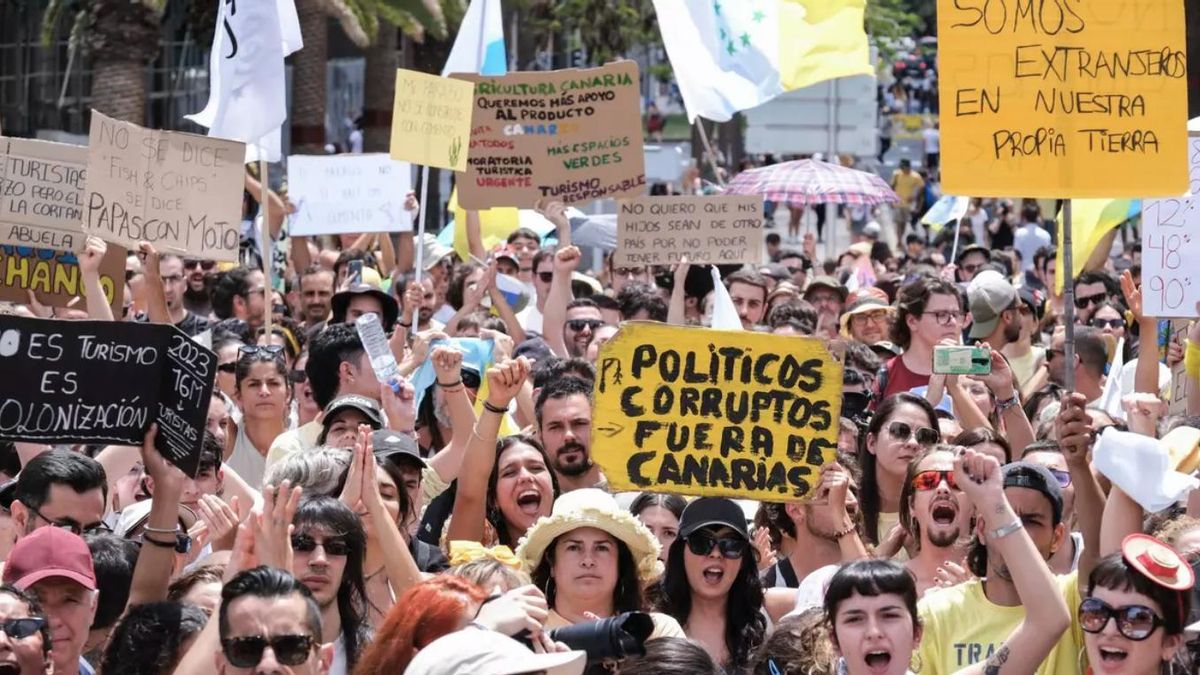 Imagen de archivo de la manifestación del 20 de abril de 2024 en Tenerife Efe/Alberto Valdés