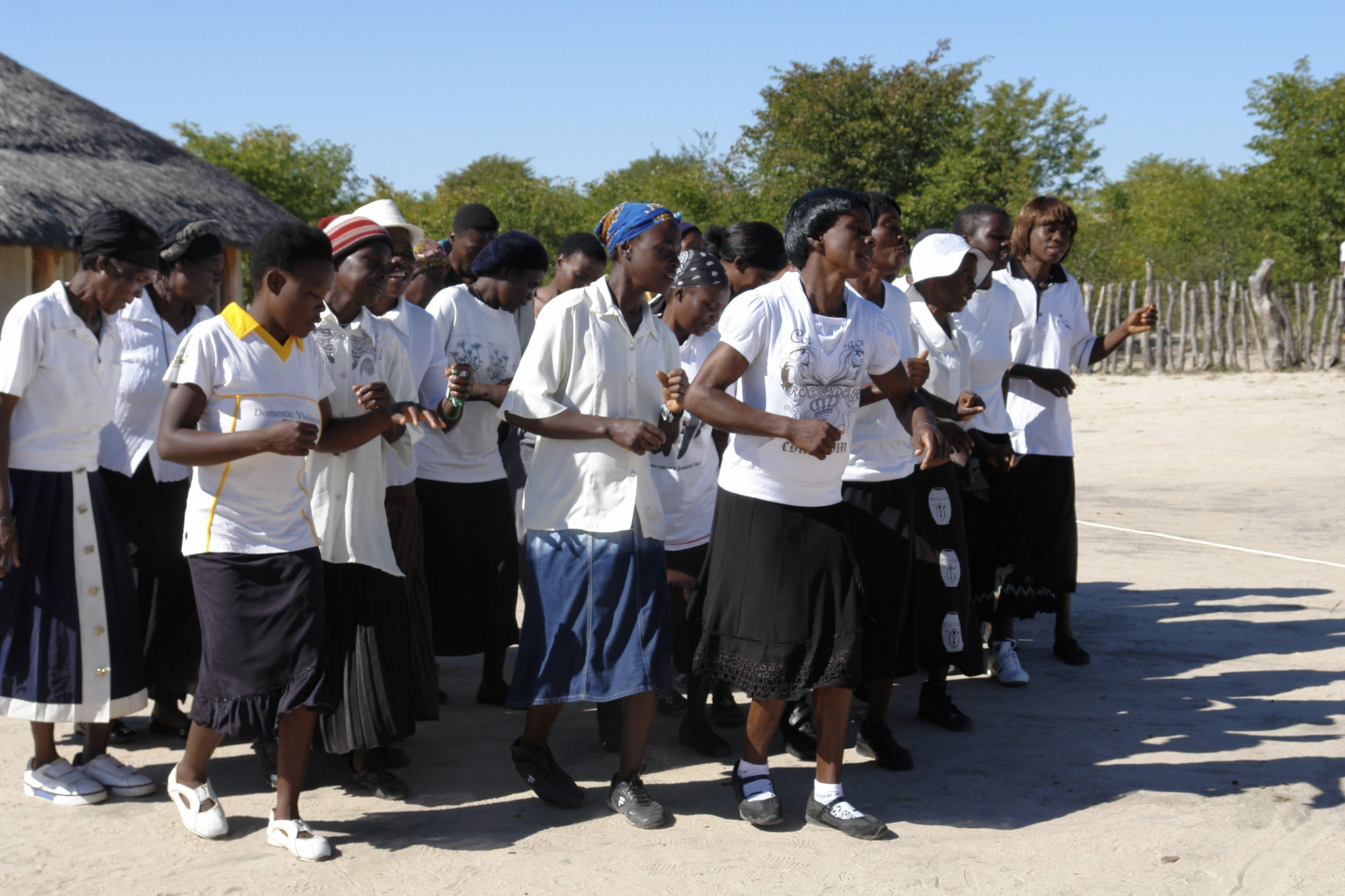 Las canciones, melodías y ritmos de estos coros explican que la unión hace la fuerza y que, con tratamiento, hay un futuro y una vida por delante. El coro Silethemba comenzó como un pequeño grupo de apoyo de mujeres con VIH/sida en una comunidad donde los prejuicios y la discriminación era moneda corriente. Esta fue la razón detrás del nombre que escogieron: Silethemba significa "tener esperanza". Fotografía: MSF.