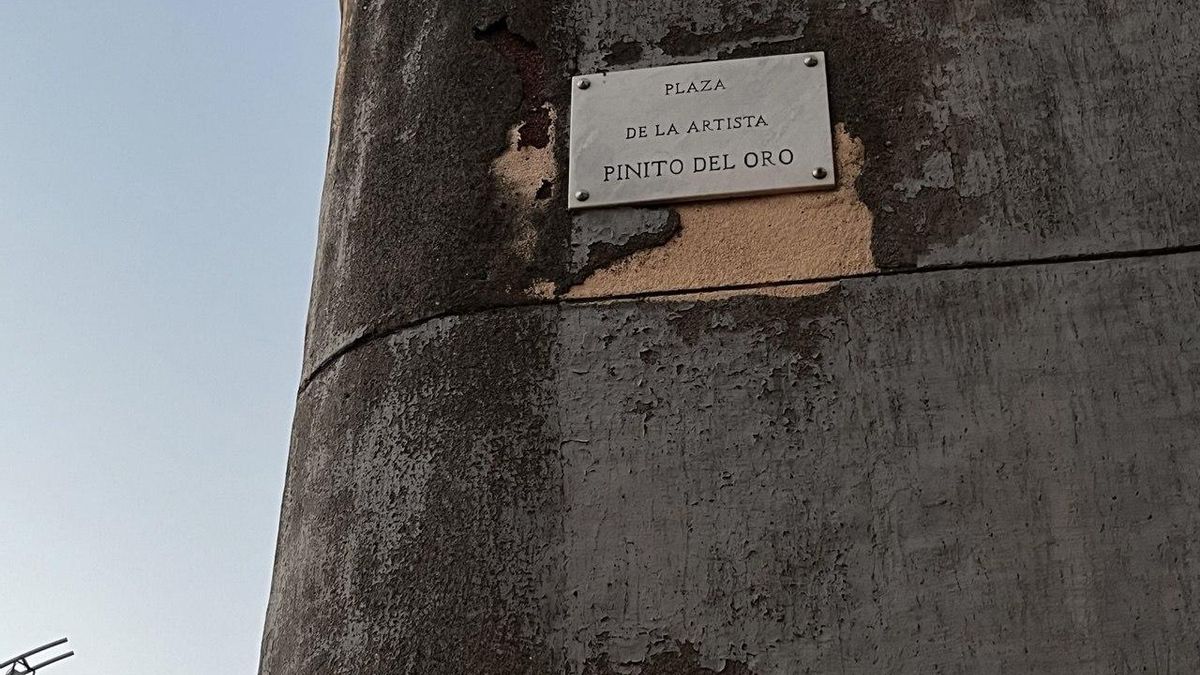 Placa de la plaza dedicada a Pinito del Oro en el barrio grancanario de Guanarteme.