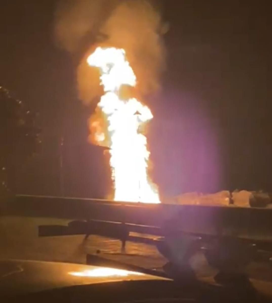 Unos desconocidos, informa el Ayuntamiento, en la pasada noche  del viernes al sábado, han prendido fuego a la hoguera que el Consistorio había construido en la playa de El Puerto para la noche previa de esta festividad de San Juan.