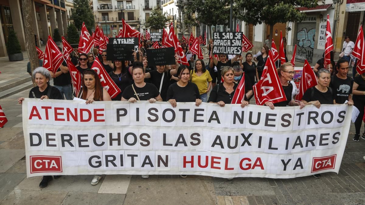 Manifestación de las trabajadoras del Servicio de Ayuda a Domicilio
