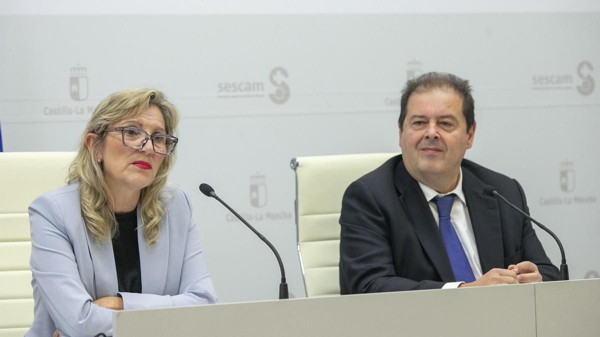 Los directores generales de Asistencia Sanitaria y de Atención Primaria del Sescam, Ibrahím Hernández y Ángeles Martín Octavio