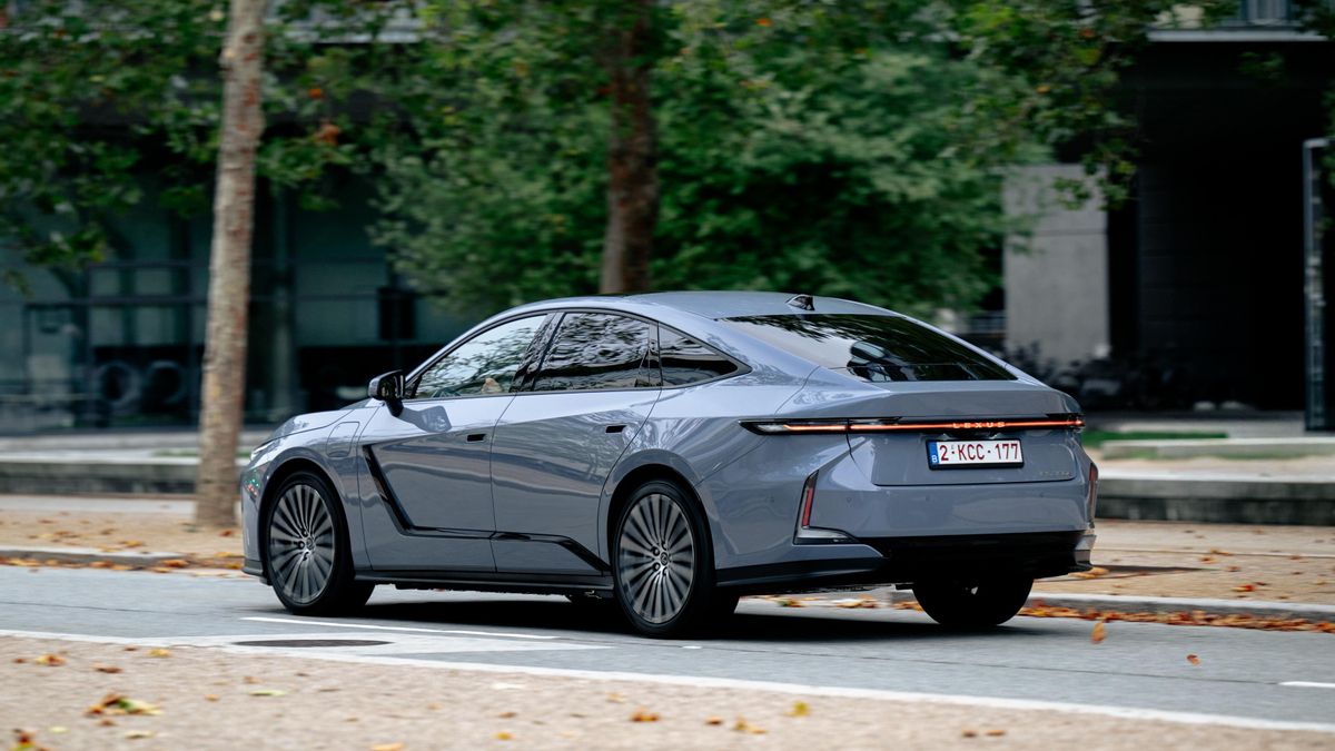 Las líneas del sedán de Lexus son limpias y refinadas.